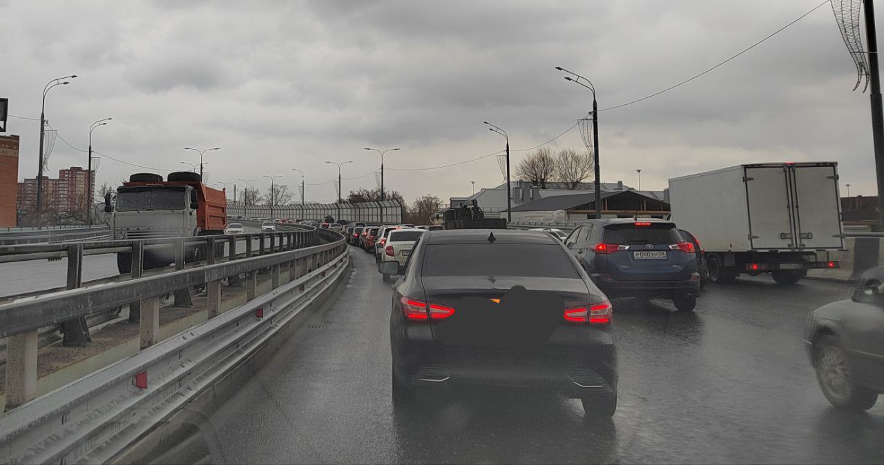 Мост Капашина встал в пробке из-за умного светофора