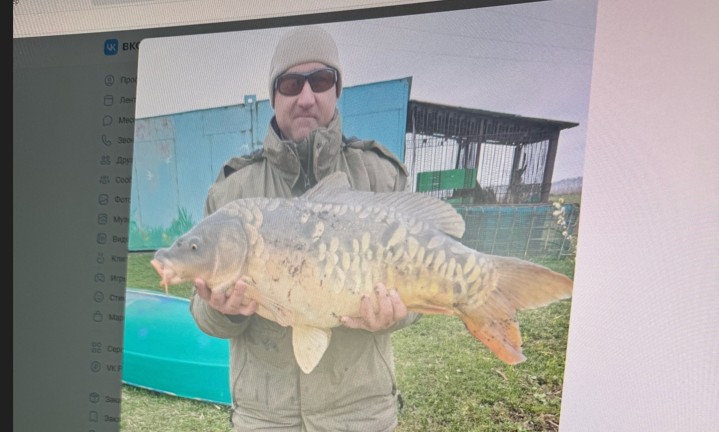 Пензенец поймал карпа-гиганта и выпустил его обратно в воду