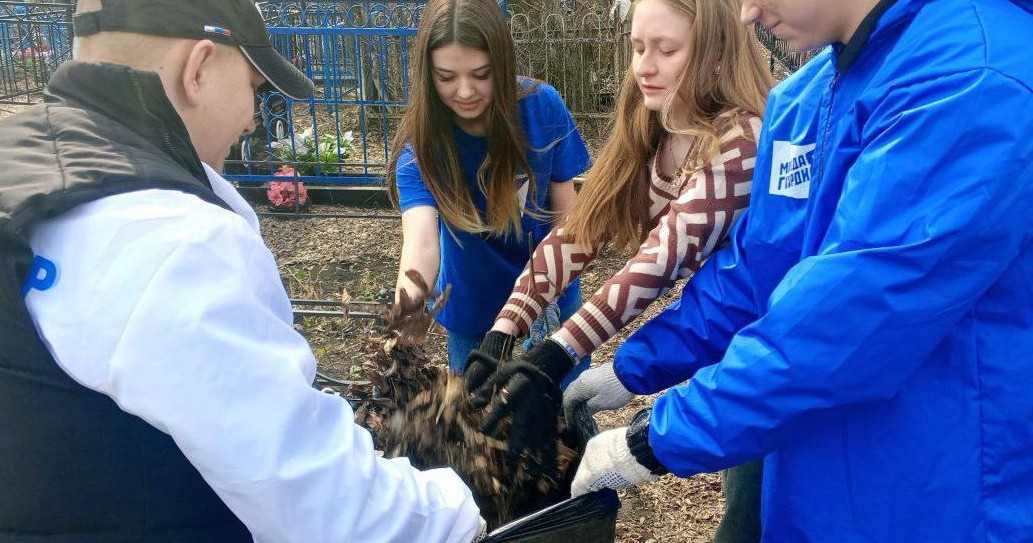 Студенты Кузнецка благоустраивают могилы ветеранов Великой Отечественной войны