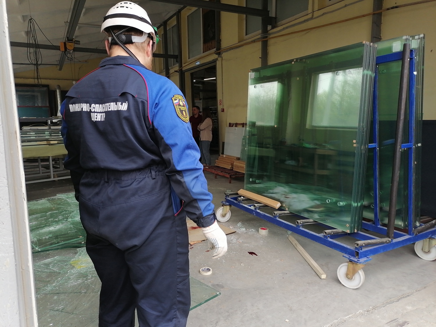 В Пензе работницу предприятия придавило стеллажом для стекол