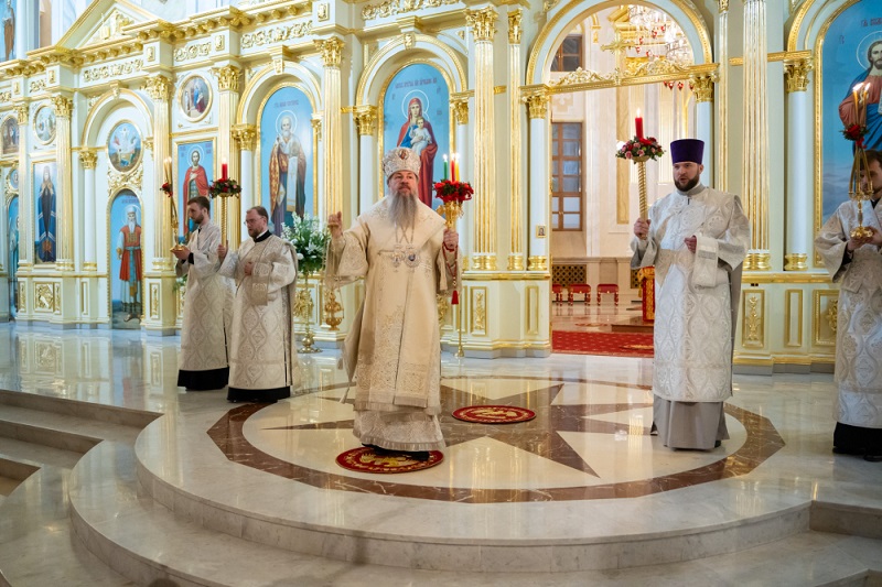 Митрополит Серафим совершил Пасхальные богослужения