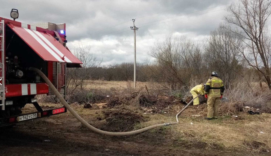 В Пензенской области пожарные потушили горящий мусор