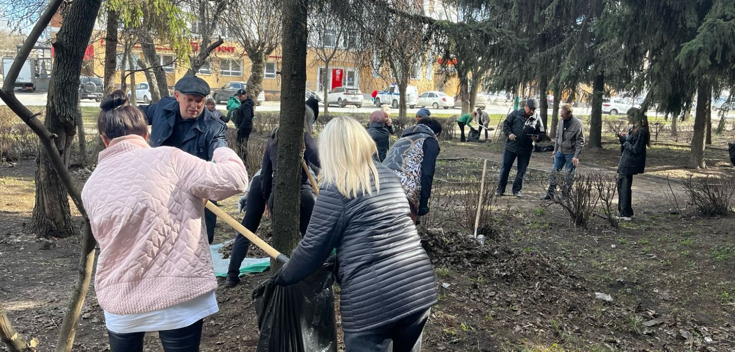 Сотрудники администрации Кузнецка вышли на уборку города