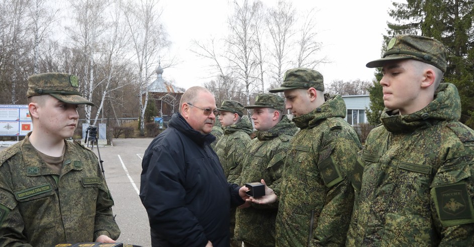 Олег Мельниченко подарил призывникам белорусские часы