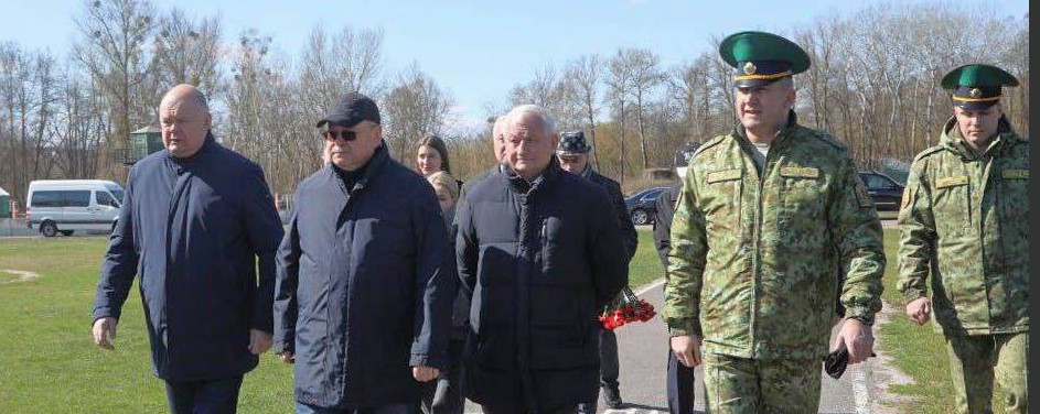 Олег Мельниченко почтил память пензенского героя в Бресте