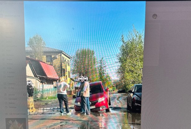 В пензенском Свинтресте автомобиль угодил в дорожную ловушку