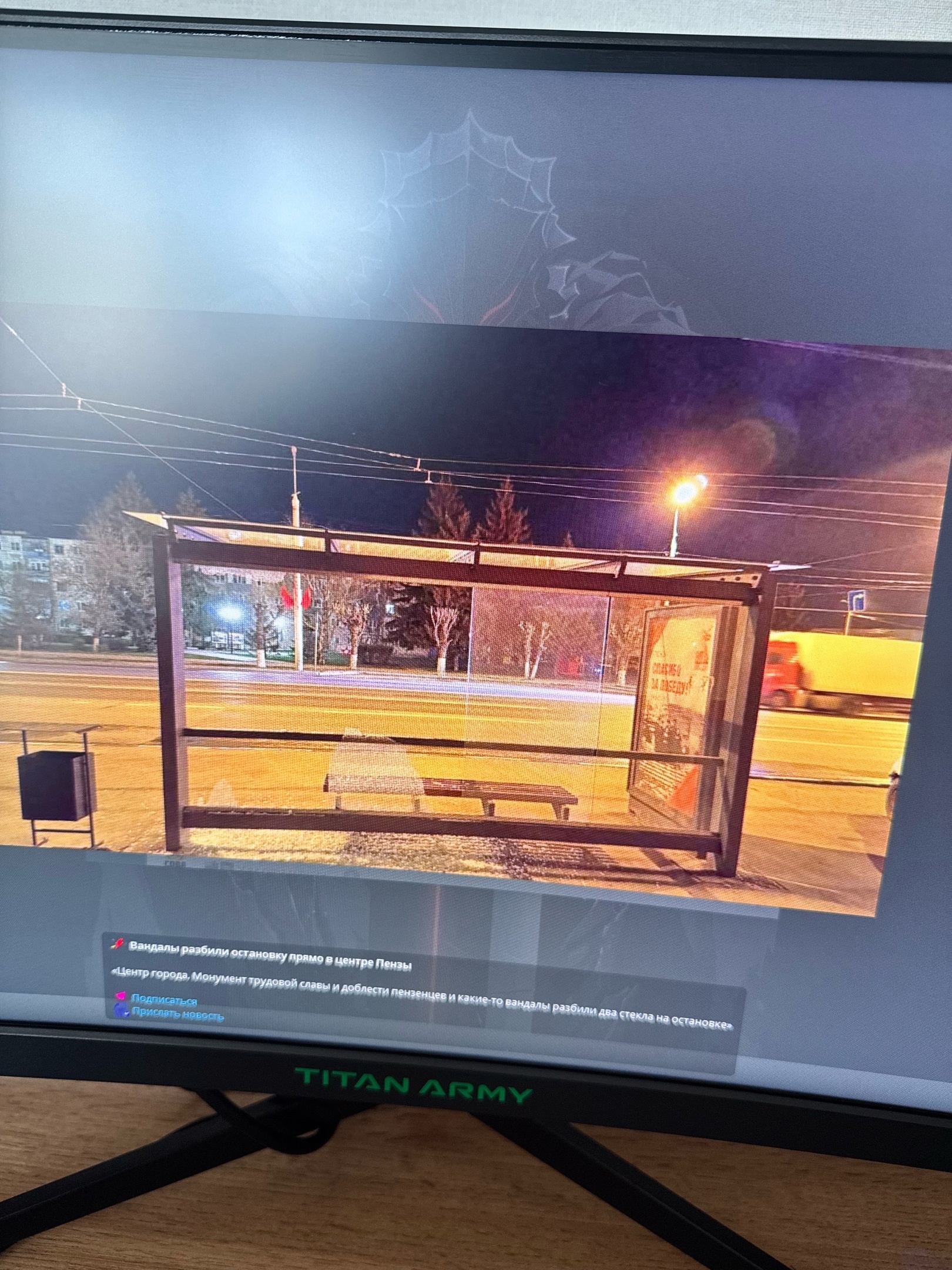 Вандалы разбили остановку в центре Пензы