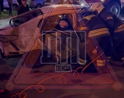 В Пензе Audi снесла припаркованные машины после столкновения с Kia