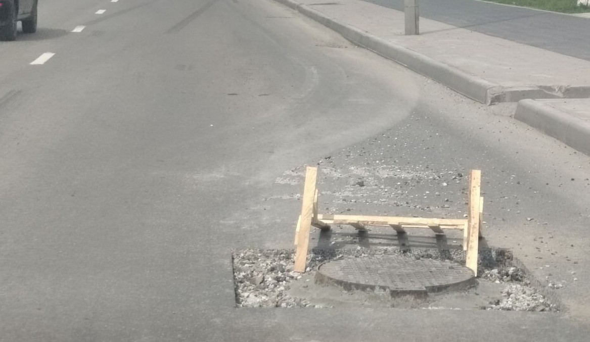 Провалы люков на Измайлова и Урицкого создают проблемы для водителей Пензы