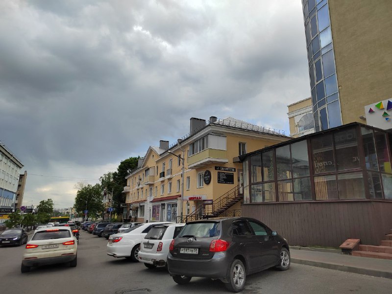 Знак не действует: в Пензе на Кураева снова заставили улицу машинами