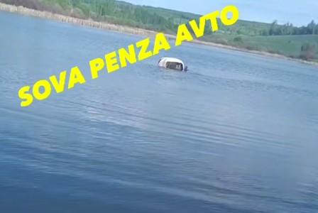 «Как Титаник»: Пензенцы засняли на видео медленное погружение легковушки в пруд