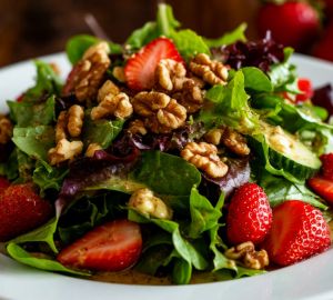Салат из органической зелени, клубники и грецких орехов