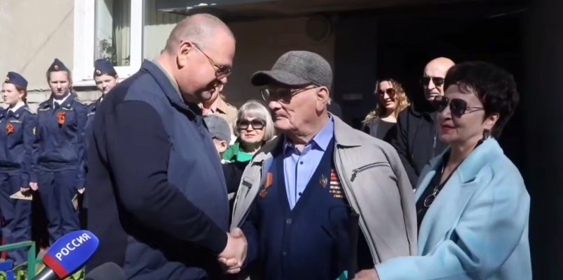 Олег Мельниченко поздравил ветерана ВОВ с 80-летием Победы