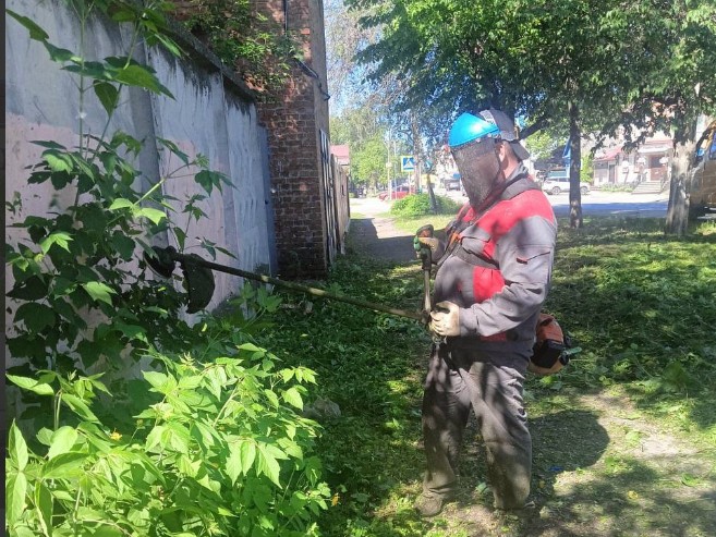 Улицы Кузнецка очищают от мусора и веток