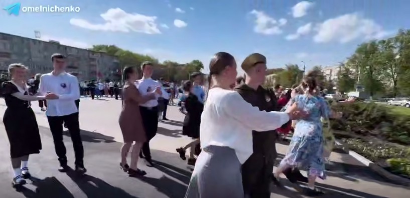 В Пензе прошел массовый «Вальс Мира» в преддверии 80-летия Победы