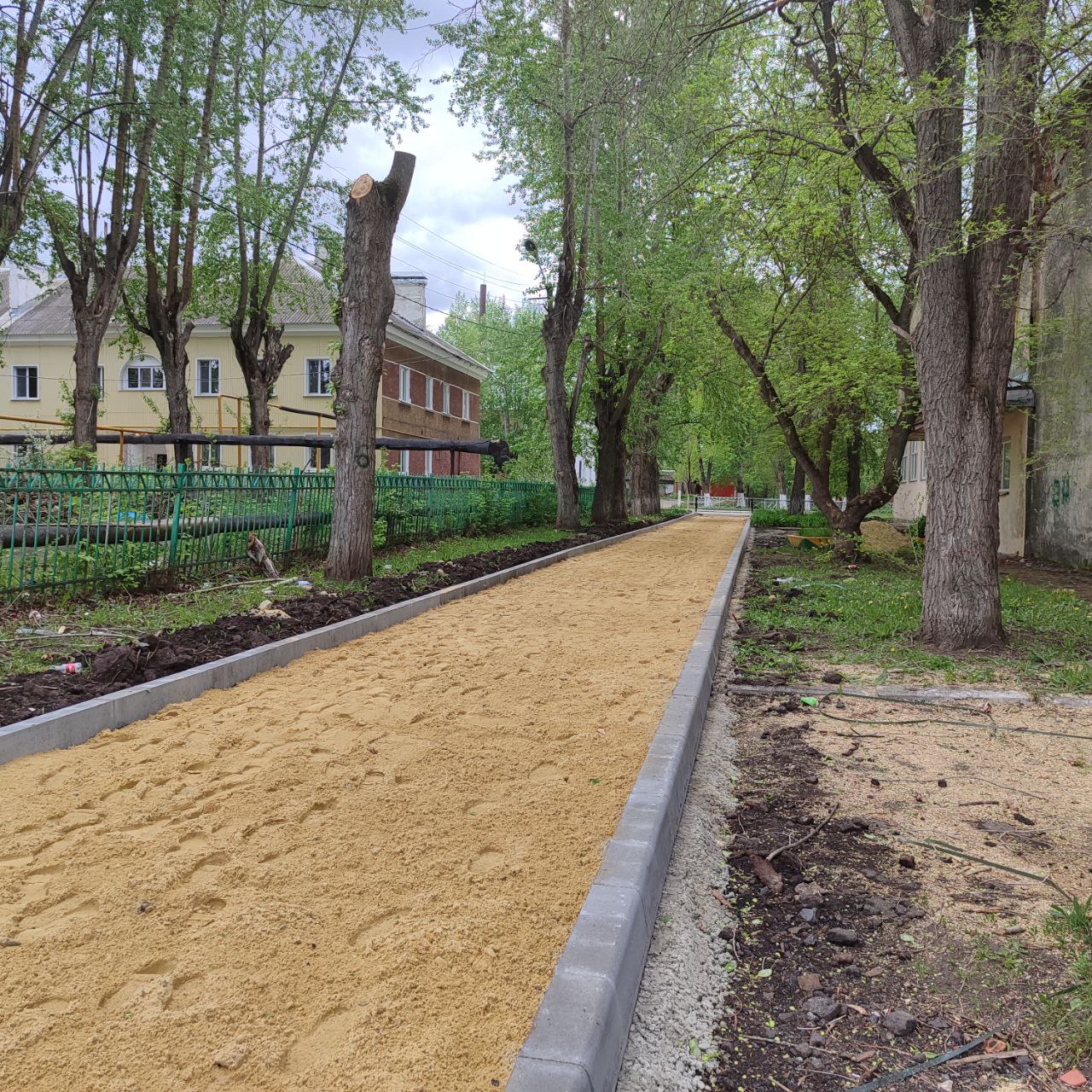 В Каменке в сквере тружеников тыла прокладывают новые аллеи