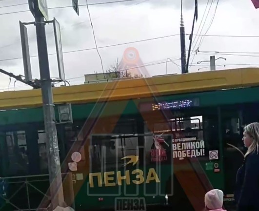 Оборванные провода на Карпинского мешают движению