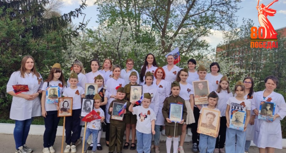 Медработники и дети провели «Бессмертный полк» в поликлинике