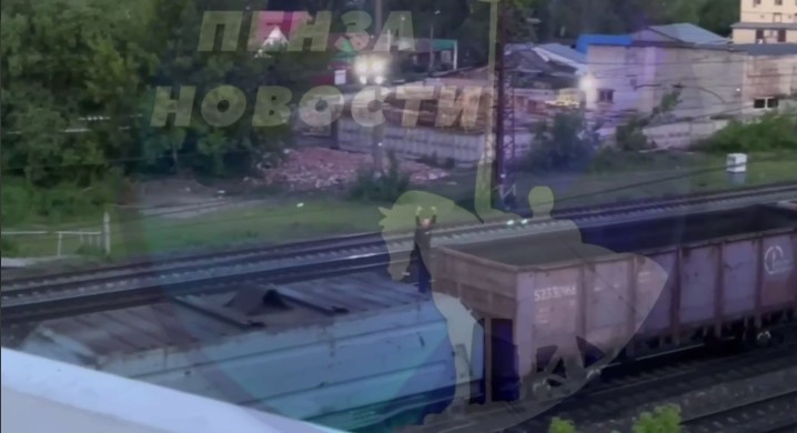 Опасное развлечение: В Пензе сняли на видео подростка-зацепера