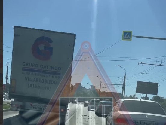 В Пензе утром фура протаранила легковушку