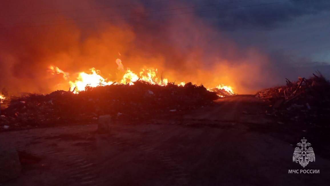 В Никольском районе свалку тушили 5 единиц техники