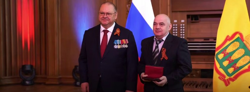 Олег Мельниченко отметил заслуги тренера по самбо Владимира Сибринина