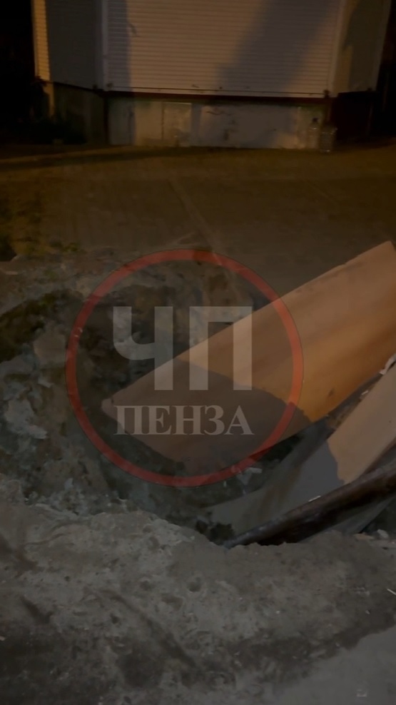 Двухметровый «капкан» на тротуаре: в Терновке зияет опасная яма