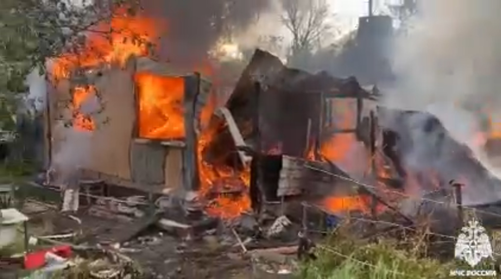 Пожар уничтожил дачный дом в Кузнецком районе: пострадал мужчина