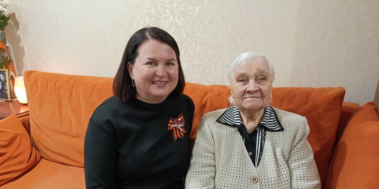 Ольга Чистякова и Наталья Канцерова поздравили ветерана войны Анастасию Никитину