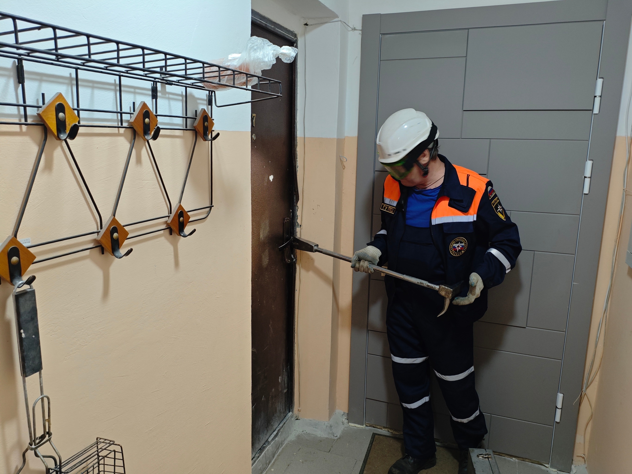 Пензенские спасатели освободили пенсионера, запертого в квартире на две недели