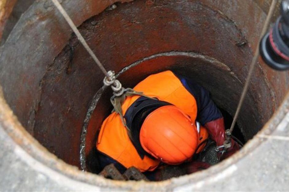 В Пензе спасатели вытащили мужчину из колодца на улице Чернышевского