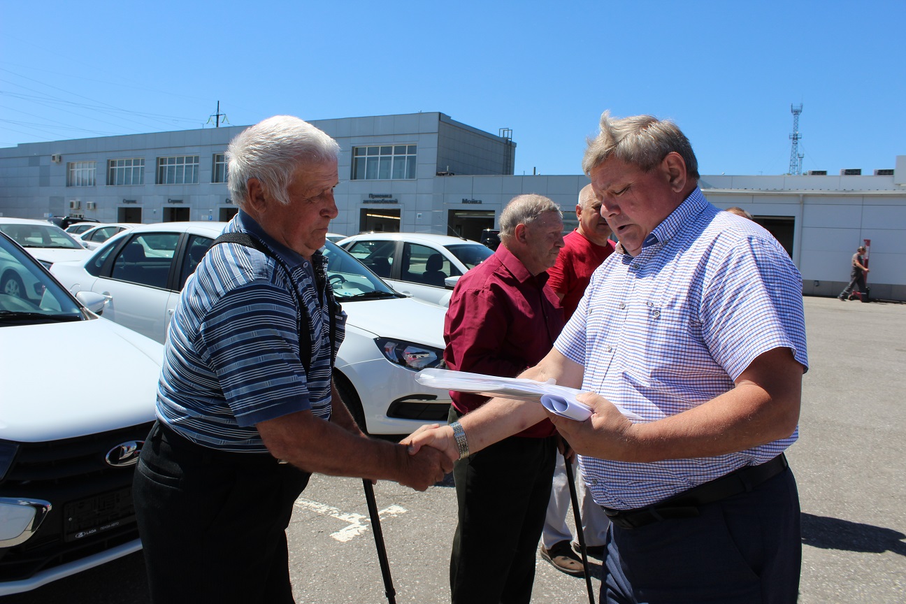 Раз в семь лет: пострадавшим на производстве пензенцам вручили новые автомобили