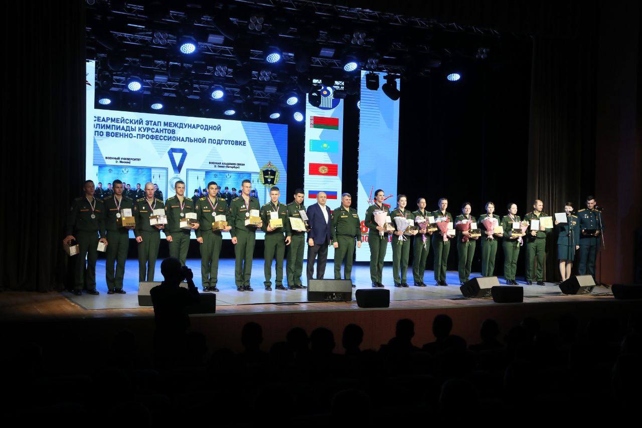 Олег Мельниченко поздравил курсантов-победителей IX Международной олимпиады