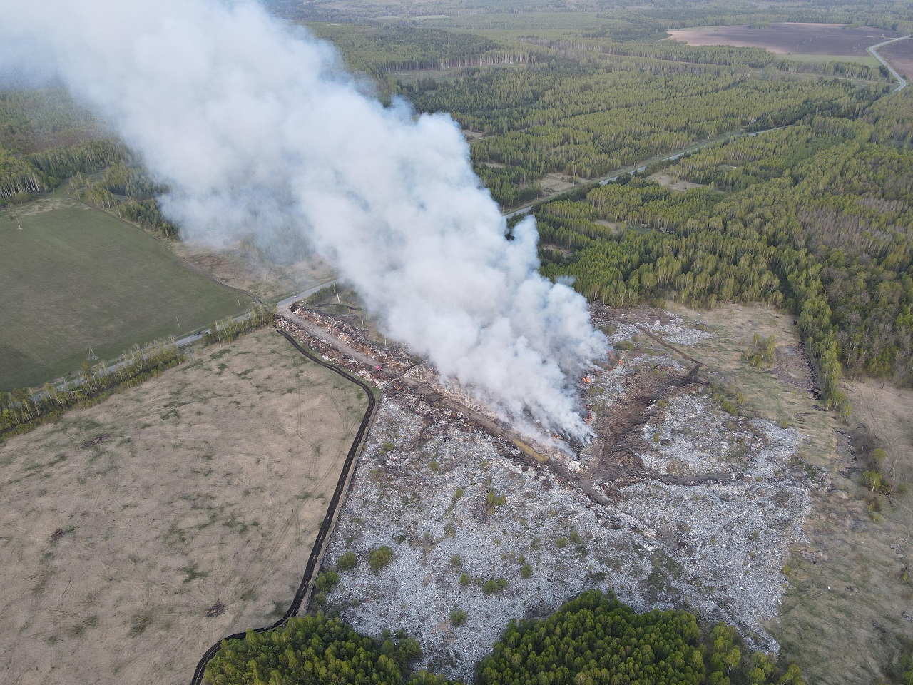 Пензенские пожарные три дня боролись с возгоранием свалки в Никольском районе