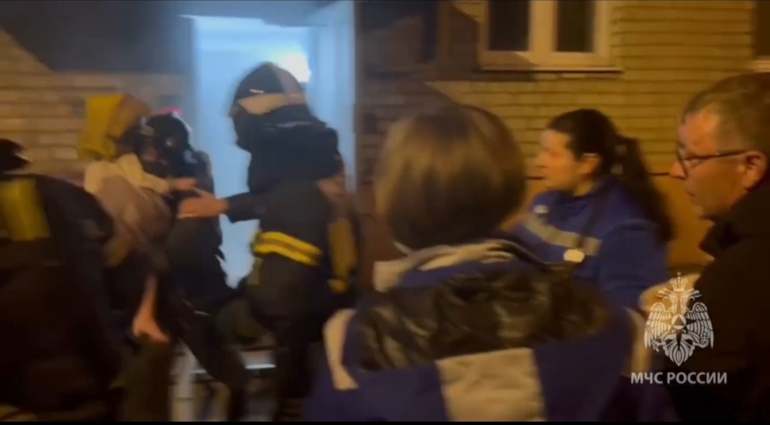 Из горящей многоэтажки в Арбеково спасли двух детей и инвалида