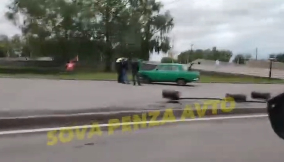 В Пензе Москвич времен СССР снес ограду возле Монумента Победы