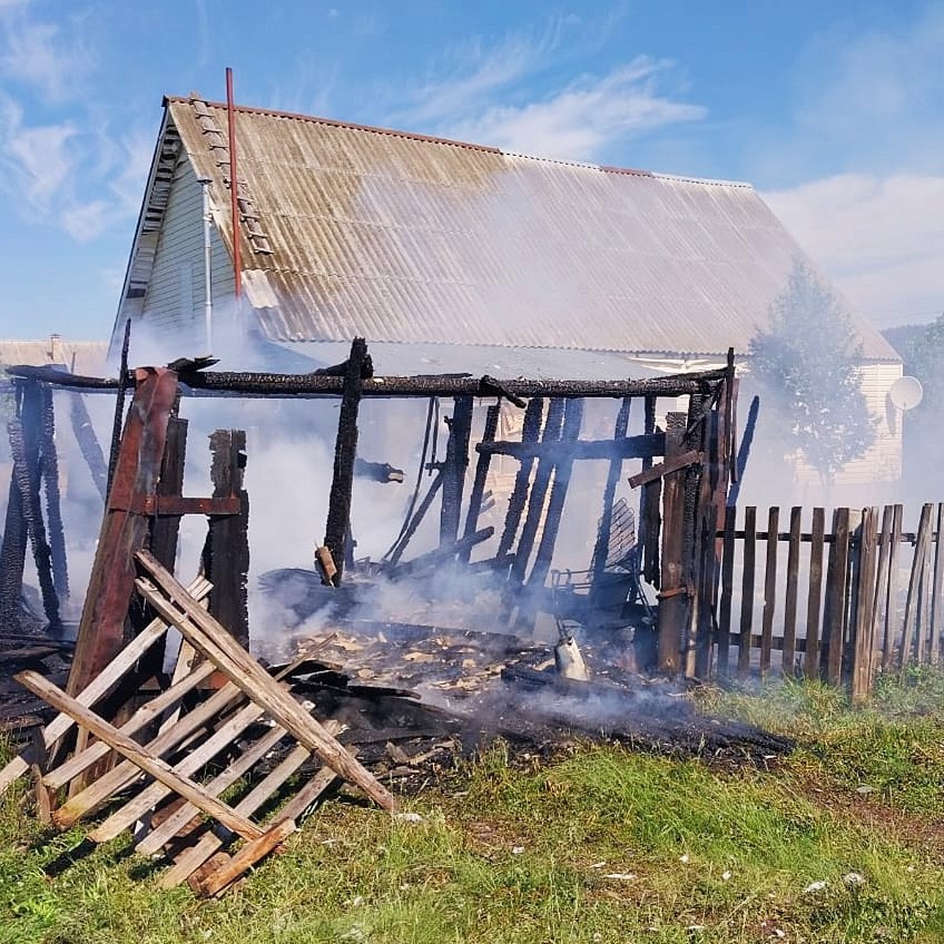 В Никольске на улице Залесной пожар уничтожил постройки