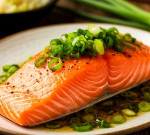 Лосось, запеченный с зеленым луком и имбирём с соусом понзо