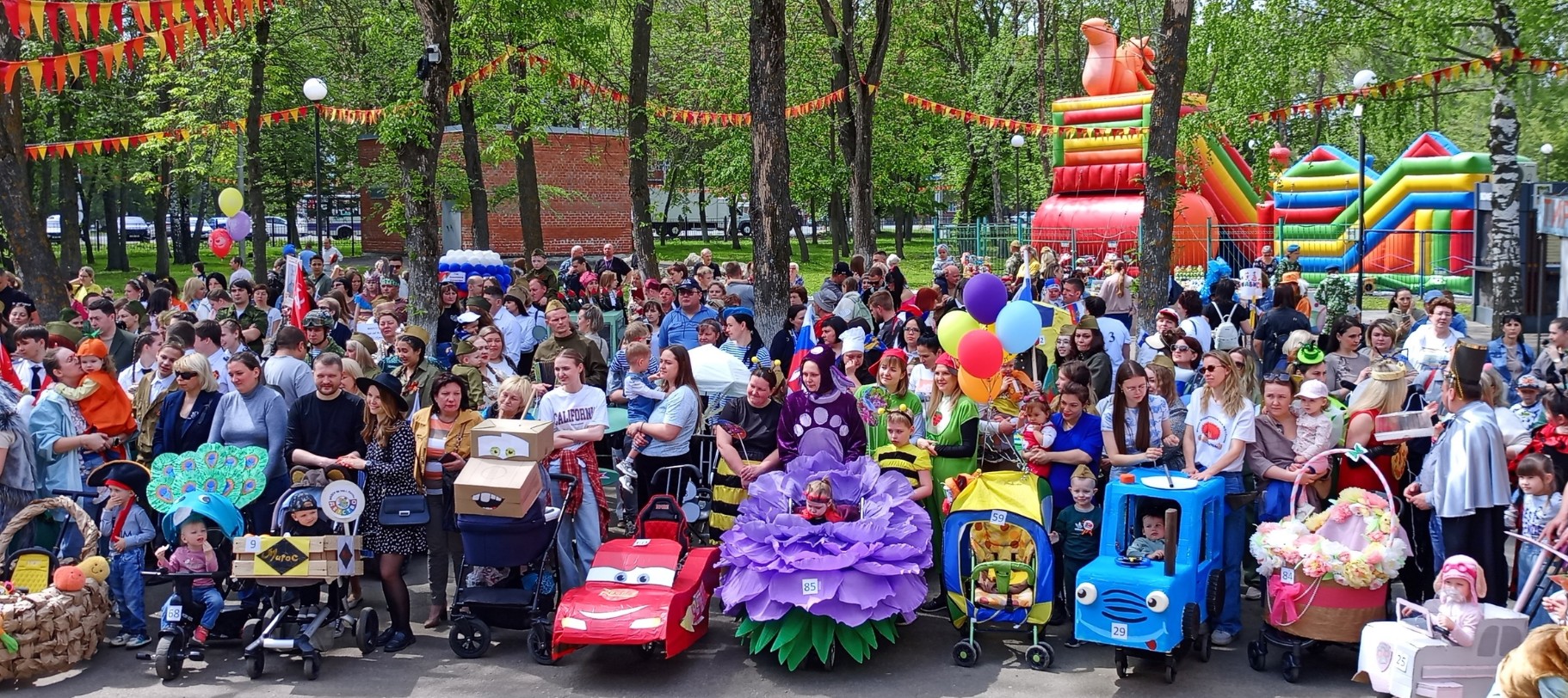 Более ста семей приняли участие в «Параде детских колясок» в Пензе