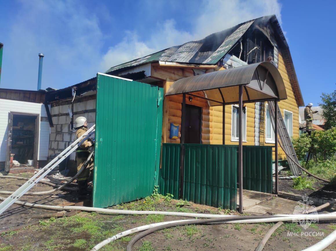 В Нижнем Ломове горит крыша двухэтажного дома: пожарные на месте