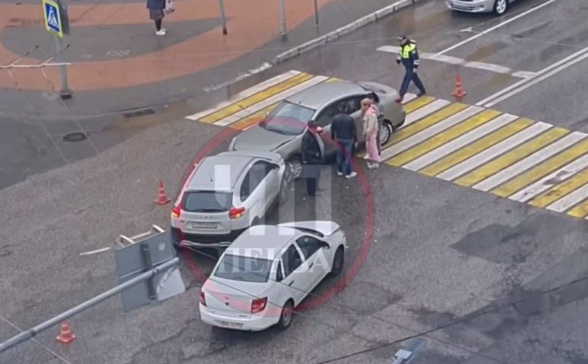 Пензенцы рассказали о столкновении трех авто на перекрестке