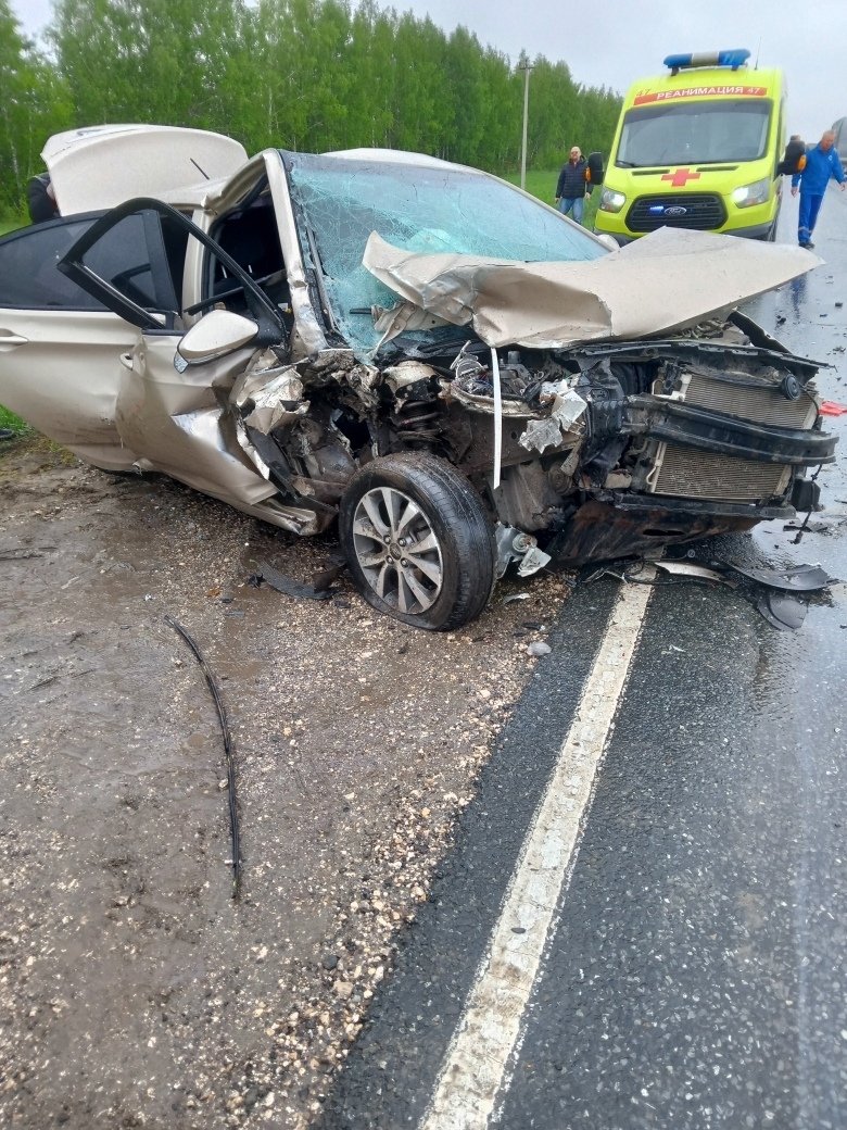 В Пензенской области легковушку смяло после ДТП на трассе