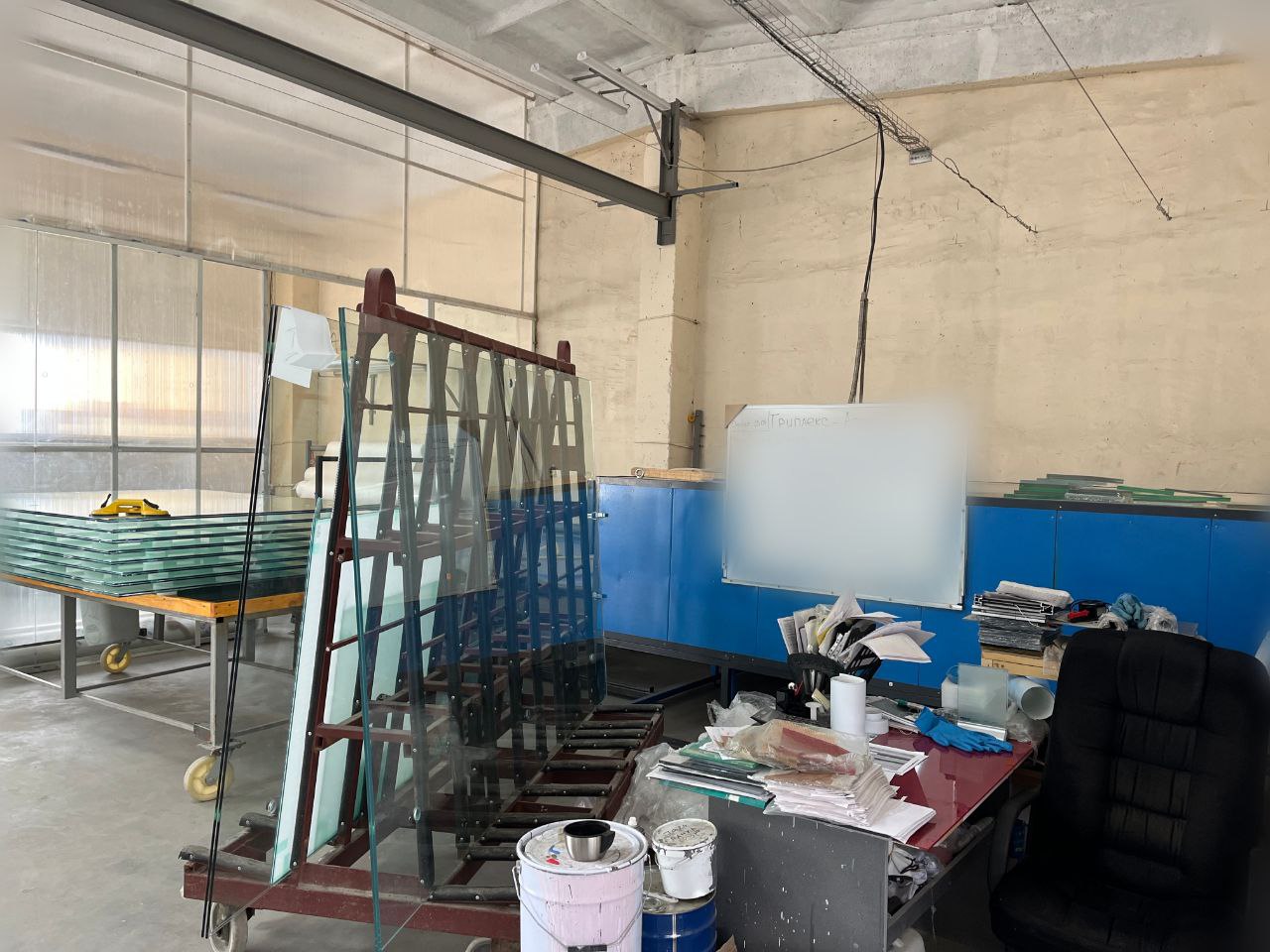 Падение стекла на складе в Пензе привело к тяжёлой травме работницы