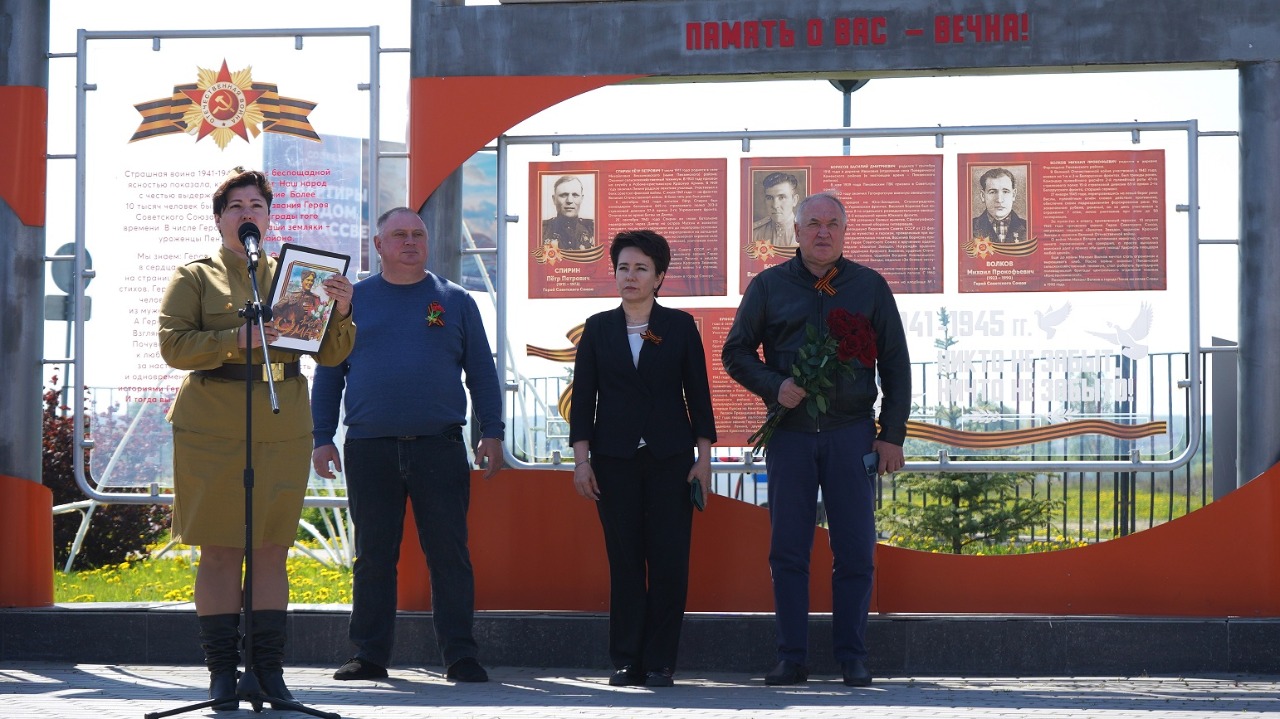 Рафик Ибрагимов возложил цветы к монументу Победы в Спутнике