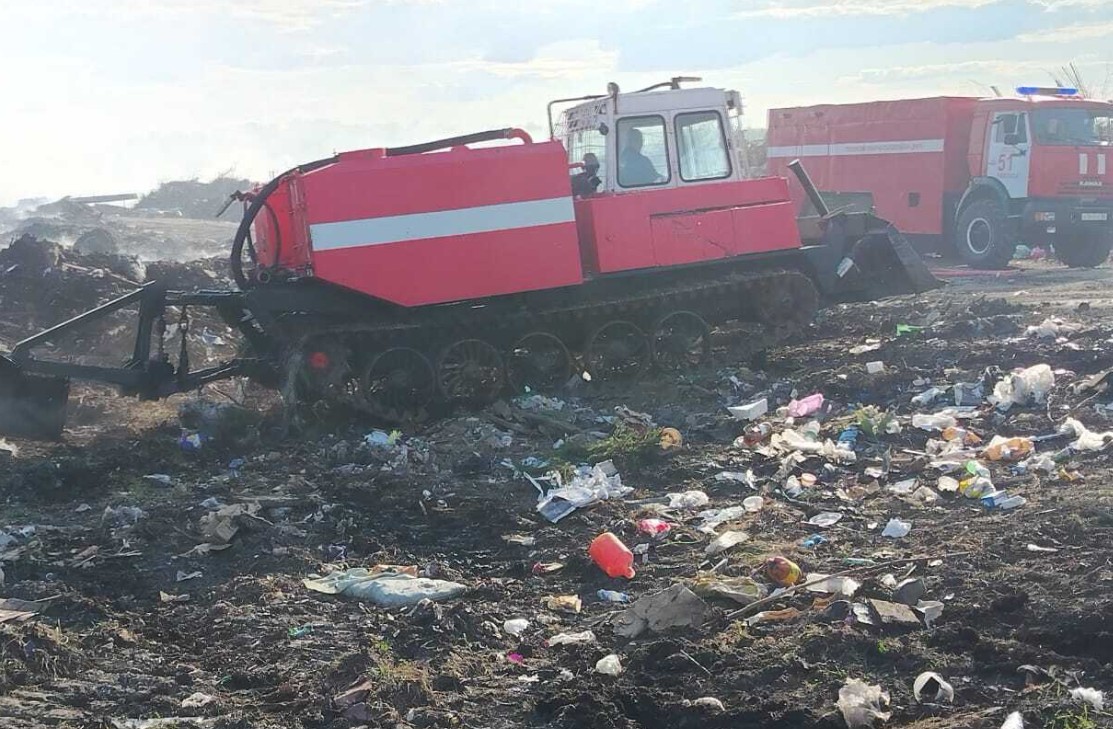 «Пламя не меньше 6 метров»: в Никольском районе горят свалка и лес