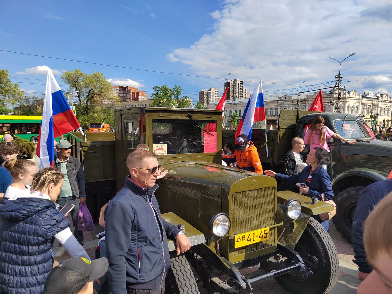 Выставка ретро-автомобилей в Пензе на площади Ленина вызвала ажиотаж