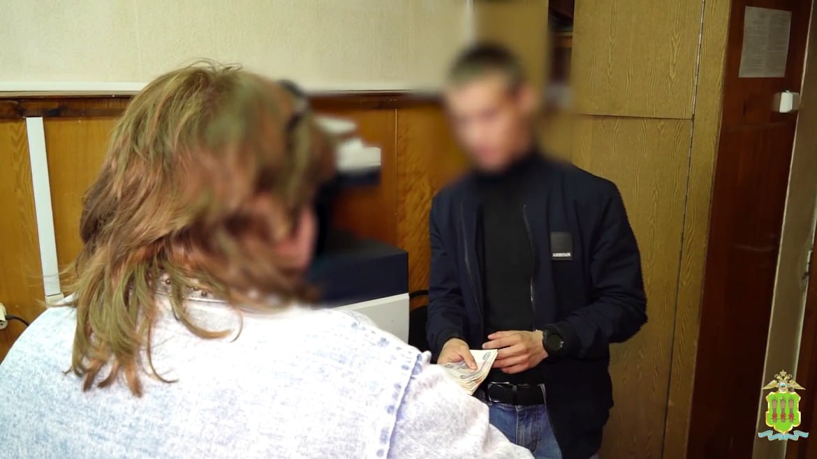 Вынесла все деньги из дома: житель Кузнецка помог аферистам обобрать ребенка