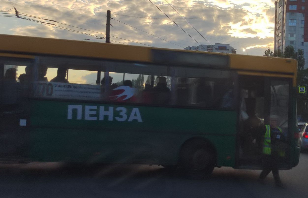 ДТП с автобусом №70 парализовало движение на проспекте Строителей в Пензе