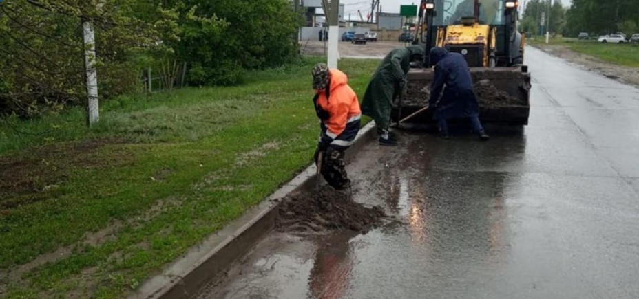 На трассе в Лопатинском районе скосили траву и залили трещины