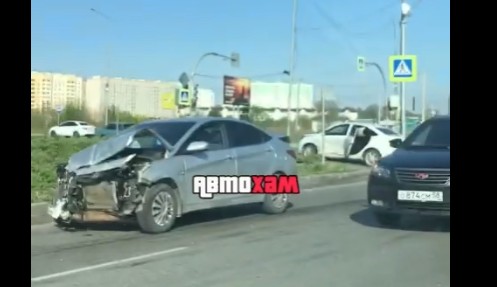 В Пензе столкнулись две машины, одна вылетела на тротуар